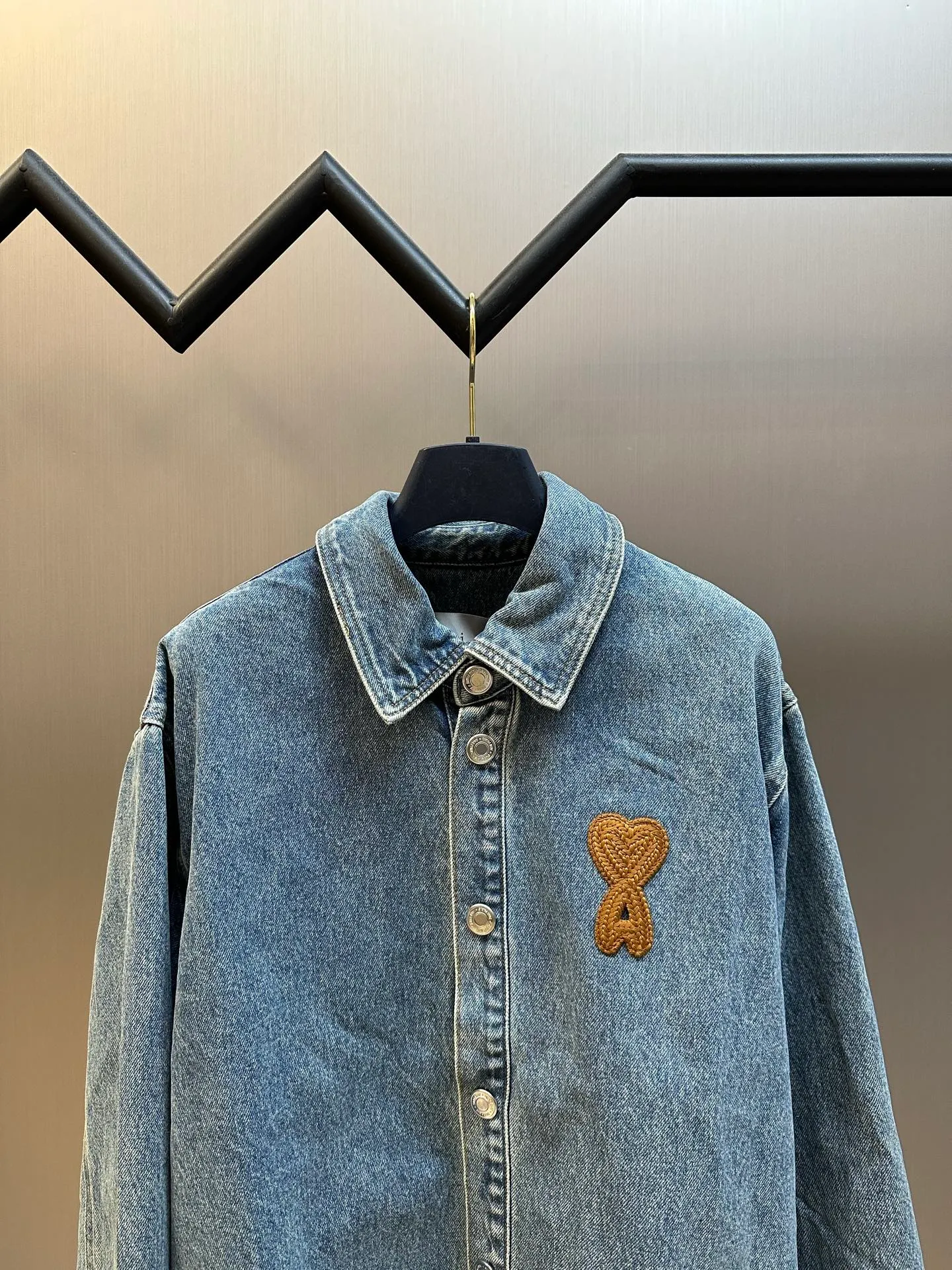 Ami's woven love denim jacket is made of custom-made gelatin soft-gloss combed cotton. The love logo is woven on the chest and is integrated into the body texture with fine stitching. It has its own Maison logo and a minimalist shirt silhouette with a stretch. Using imported machine embroidery seal technology, advanced computer control system and precision mechanical components, Ami weaves the love logo operation. Stone grinding, light fermentation + pulling, bleaching and softening. The mutual friction between the pumice stone and the clothes will cause wear and fading effects on the surface of the denim. Through the combination of pulling and bleaching, the clothes will produce a certain texture and stretching effect while bleaching. Stir-fried snowball Stir-fried salt Specially prepare the corresponding solution, add a certain amount of dye, soak the denim material in it to absorb the solvent, then scrub it and dry it to further fade and oxidize size: s m l xl